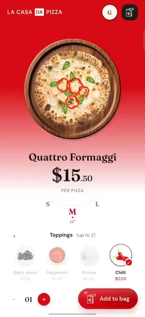La même pizza avec les garnitures ouvertes : olives noires, pepperoni, oignons et piment, le piment choisi, le prix déjà mis à jour, et la quantité et le bouton d'ajout au panier en dessous.
