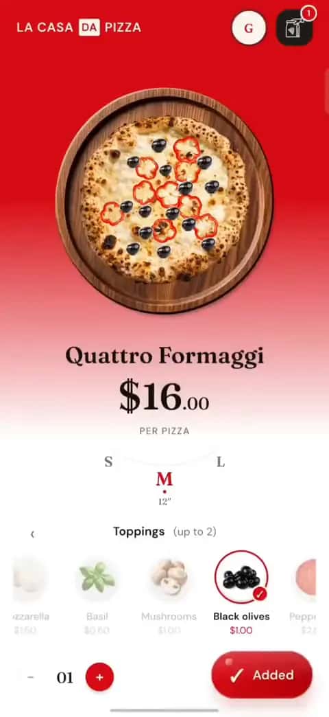 La rangée de garnitures défilée jusqu'à mozzarella, basilic, champignons et olives noires, les olives noires ajoutées en plus du piment, et le bouton confirmant l'ajout au panier.